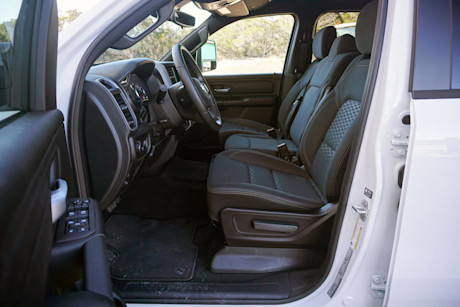 Editorial 2025 ram 1500 tradesman 240222 02 di