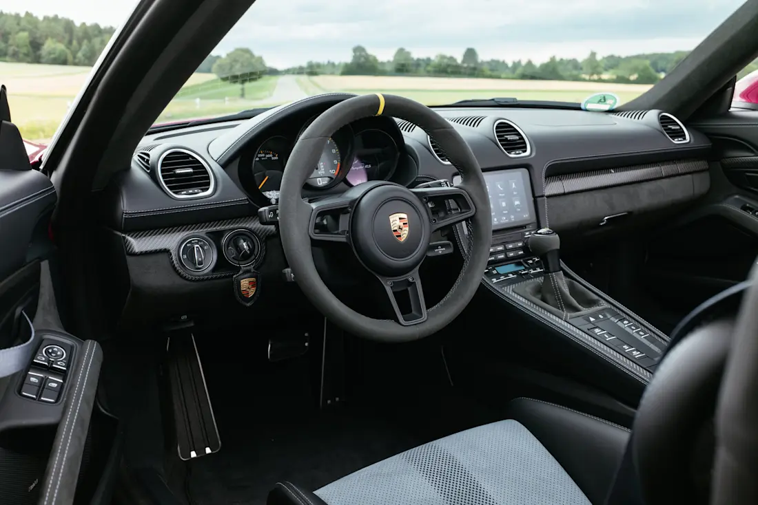  Weiterhin ein attraktiver Arbeitsplatz: Das Cockpit des 718 ist in die Jahre gekommen, die Qualität aber ungeschlagen. Lenkrad ohne Tasten, Türschlaufen und ein beledertes Armaturenbrett - Insignien des Spyder RS.