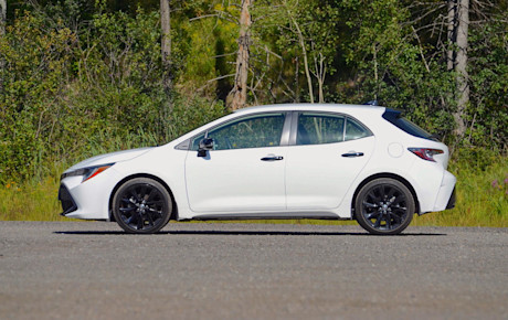 Editorial 2020 toyota corolla hatchback se nightshade 03 dr fr
