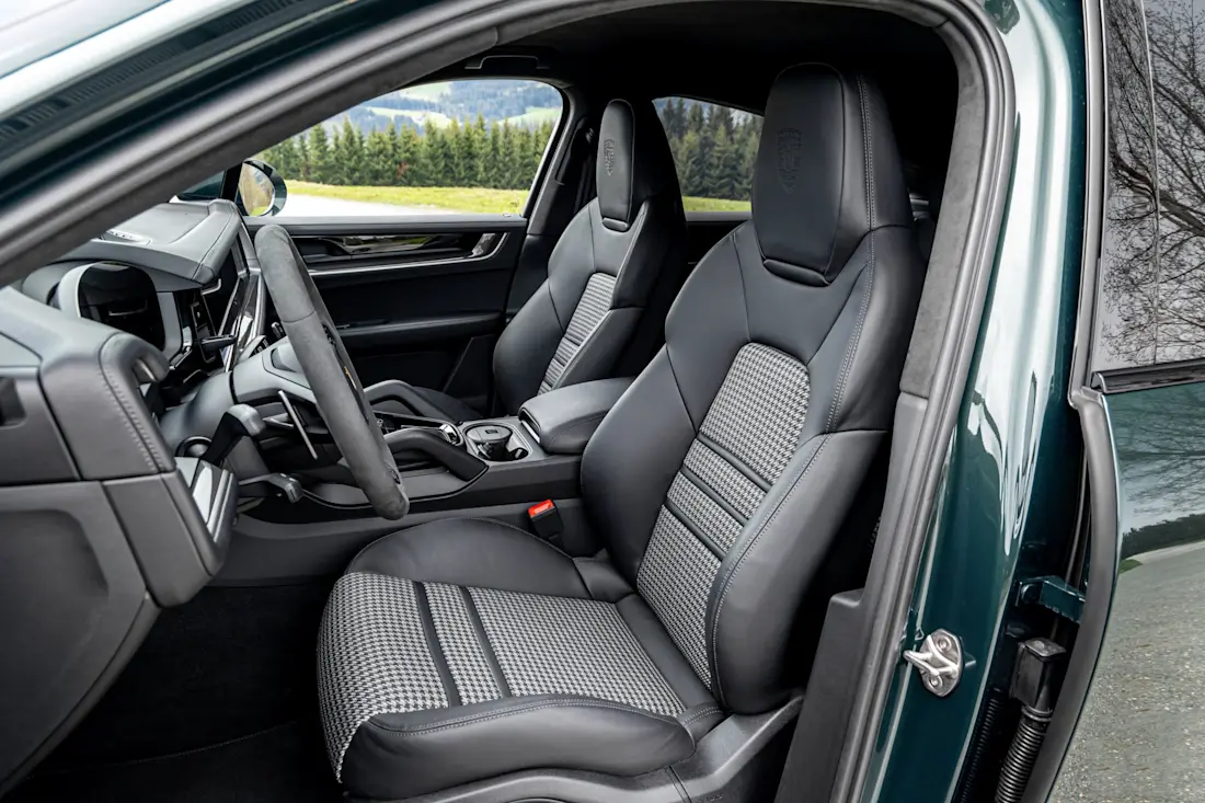 Eine Ode an den in Europa nicht mehr erhältlichen Cayenne Turbo GT: Mit Pepita-Stoff bezogene Mittelbahnen der Sportsitze. Dach und Lenkrad sind mit Race-Tex bezogen.  Eine Ode an den in Europa nicht mehr erhältlichen Cayenne Turbo GT: Mit Pepita-Stoff bezogene Mittelbahnen der Sportsitze. Dach und Lenkrad sind mit Race-Tex bezogen.