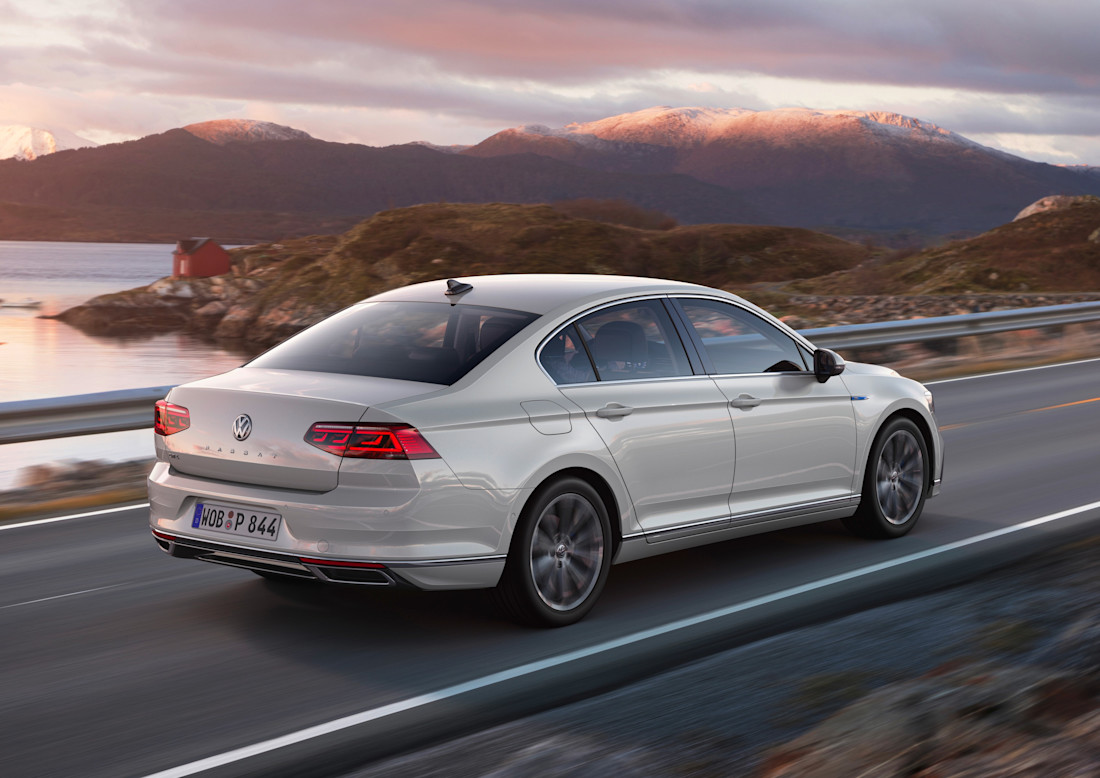 vw-passat-gte-back