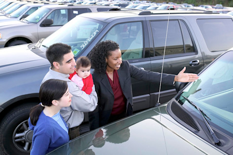 Editorial family shopping for suv gettyimages 78025550 thinkstock