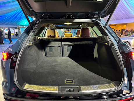 Editorial 2025 toyota crown signia p 231115 10 jw