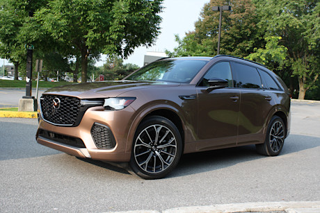 Match comparatif des VUS intermédiaires hybrides rechargeables, Édition 2024: Mazda CX-90 PHEV 2024 vs Mazda CX-70 PHEV 2025 Image