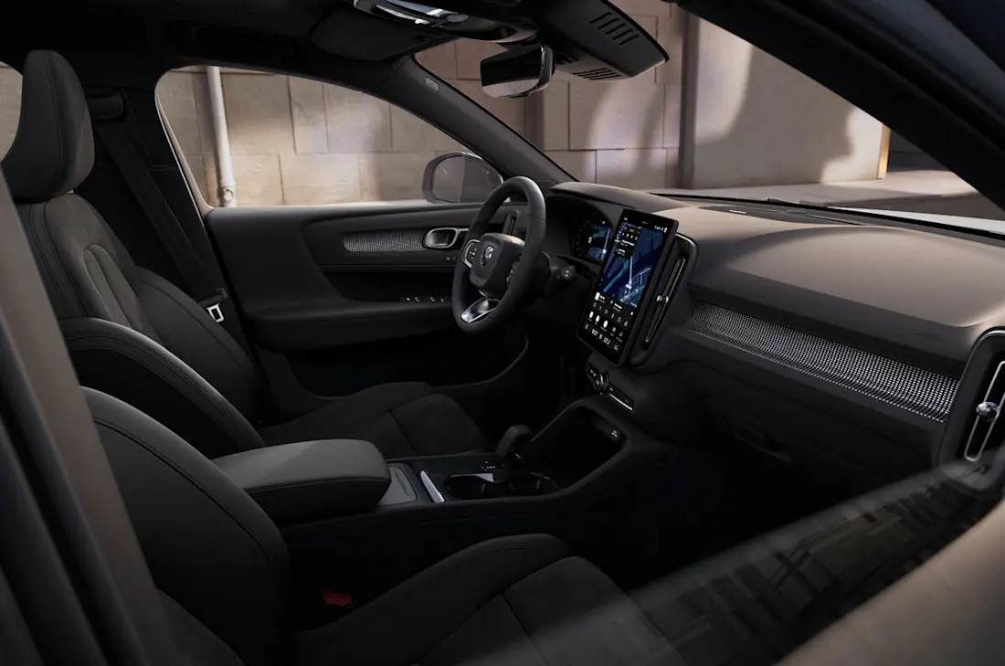 Volvo XC40, il restyling cambia volto al SUV compatto più tecnologia, stessi motori mild hybrid 04