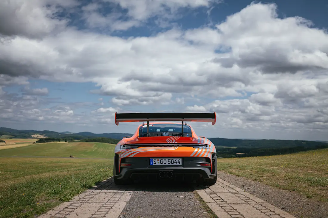 Der Auftritt des Porsche GT3 RS ist wahrlich großspurig. Aber die Fahrleistungen halten, was die optische Erscheinung (vor allem des Heckspoilers) verspricht!  Der Auftritt des Porsche GT3 RS ist wahrlich großspurig. Aber die Fahrleistungen halten, was die optische Erscheinung (vor allem des Heckspoilers) verspricht!