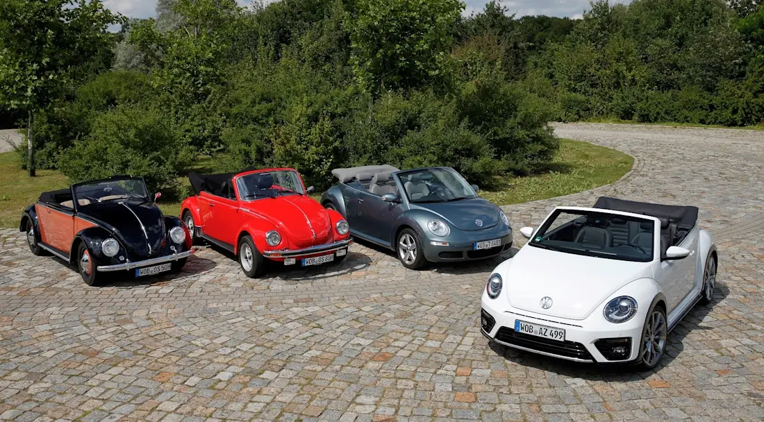 Rechts die zwei Wiedergeburten als VW Beetle Cabrio - links Modelle des legendären Urvaters VW Käfer.  Rechts die zwei Wiedergeburten als VW Beetle Cabrio - links Modelle des legendären Urvaters VW Käfer.