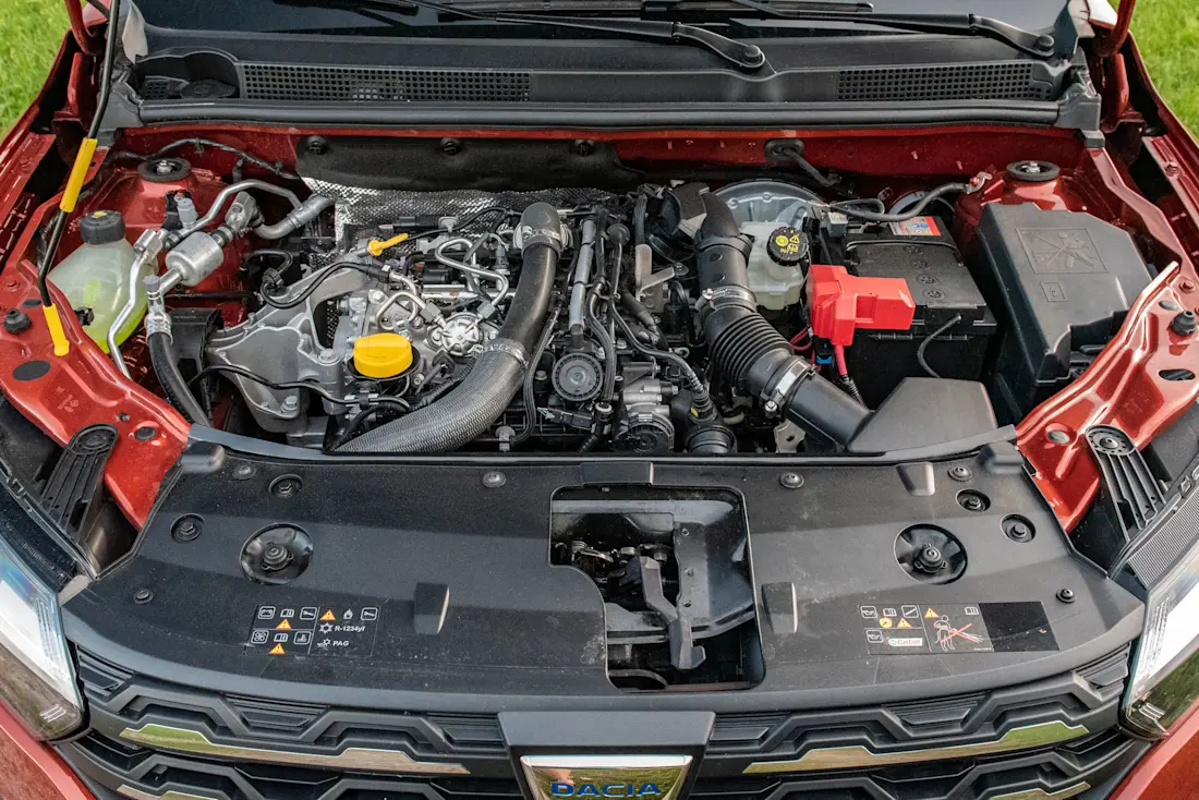 110 PS und 200 Nm Drehmoment aus 999 cm³: Der 3-Zylinder-Turbobenziner leistet im Dacia Jogger gute Dienste und kann im Bedarfsfall sparsam gefahren werden.  110 PS und 200 Nm Drehmoment aus 999 cm³: Der 3-Zylinder-Turbobenziner leistet im Dacia Jogger gute Dienste und kann im Bedarfsfall sparsam gefahren werden.