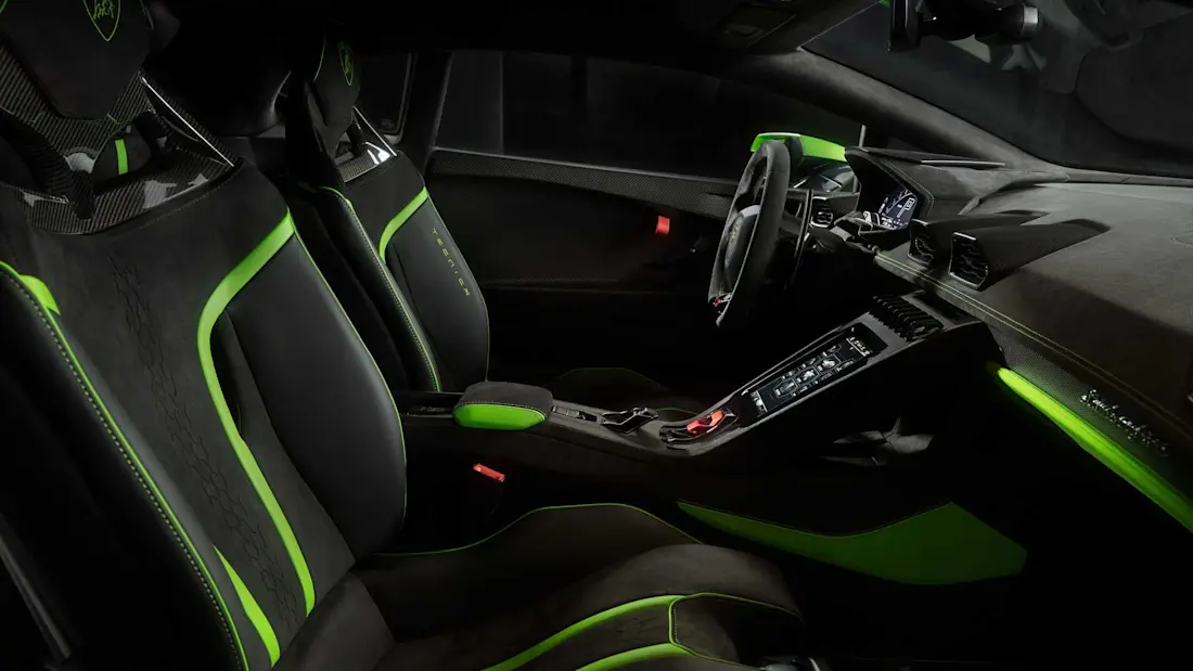  Das giftgrüne Farbschema zieht sich auch im Innenraum des Lamborghini Huracán Tecnica durch.