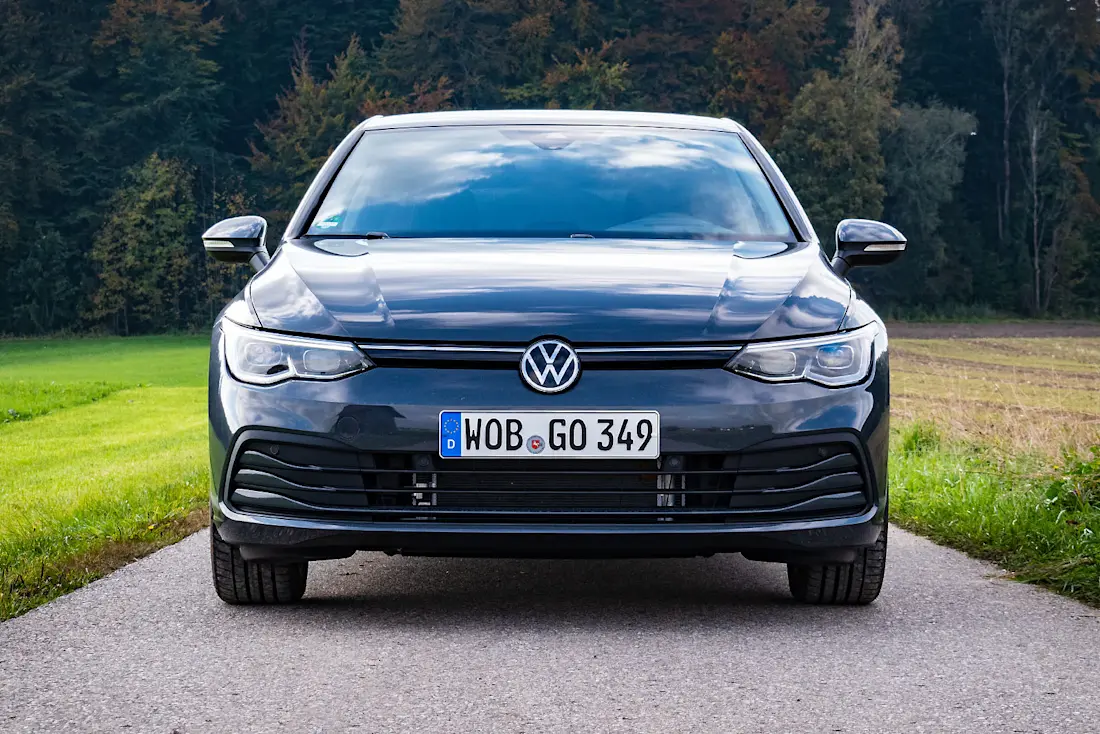 VW-Golf-8-eTSI-Front