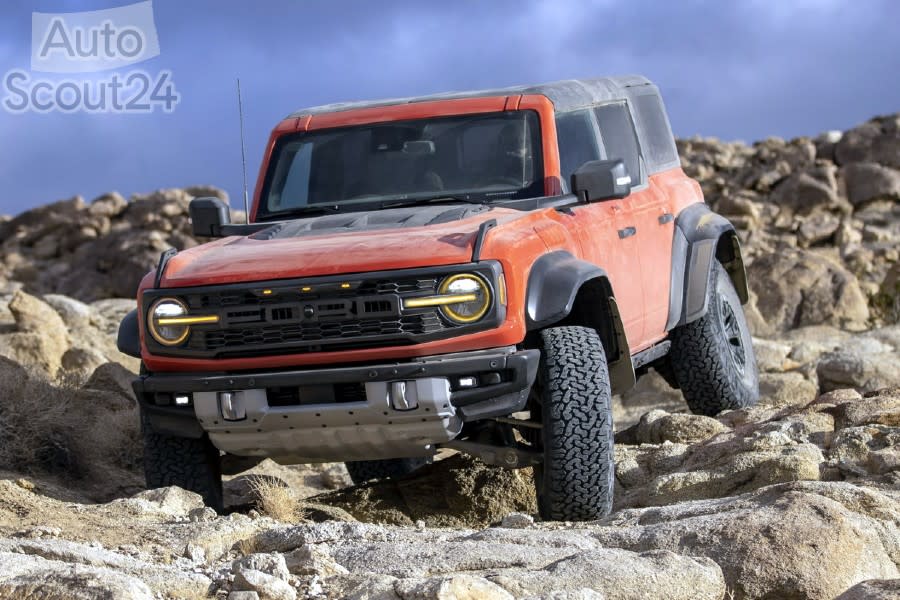 2022-Ford-Bronco-Raptor_22-Copy(1).jpg