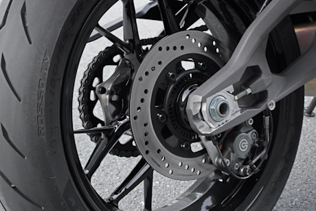 15 ducati-monster-2026-hinterrad