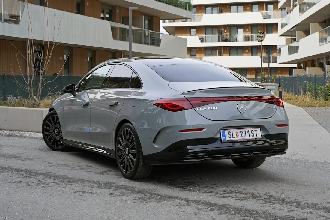 Mercedes Benz CLA 200 4Matic Hybrid 2026_Heck-seitlich
