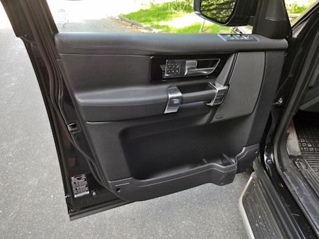 Editorial 2015 land rover lr4 hse luxury sh 38