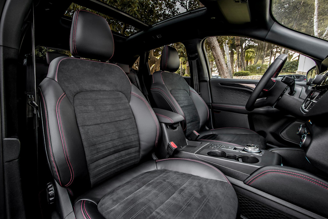 Kuga_ST-Line_X_Plug-In_Hybrid_036-LOW.jpg