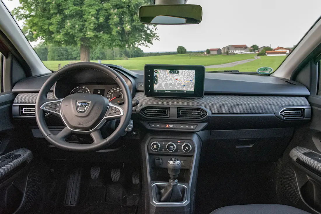  Übertrieben edel wirkt das Cockpit des Dacia Jogger zwar nicht, die ausgewählten Materialien gehen aber noch in Ordnung. Chrom und Stoff bringen ein wenig Leben in die Tristesse.