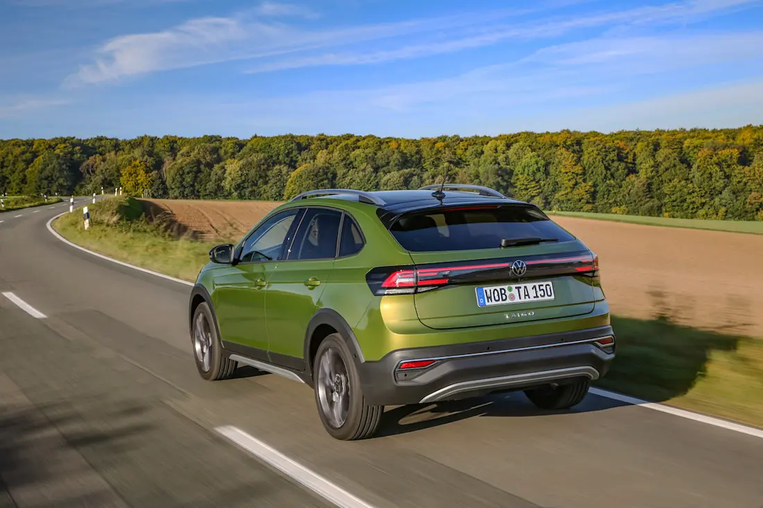 AS24 Volkswagen Taigo 2021 rijdend achter AS24 Volkswagen Taigo 2021 rijdend achter