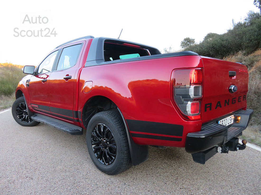 9 ford ranger 3:4 tras carretera.jpg
