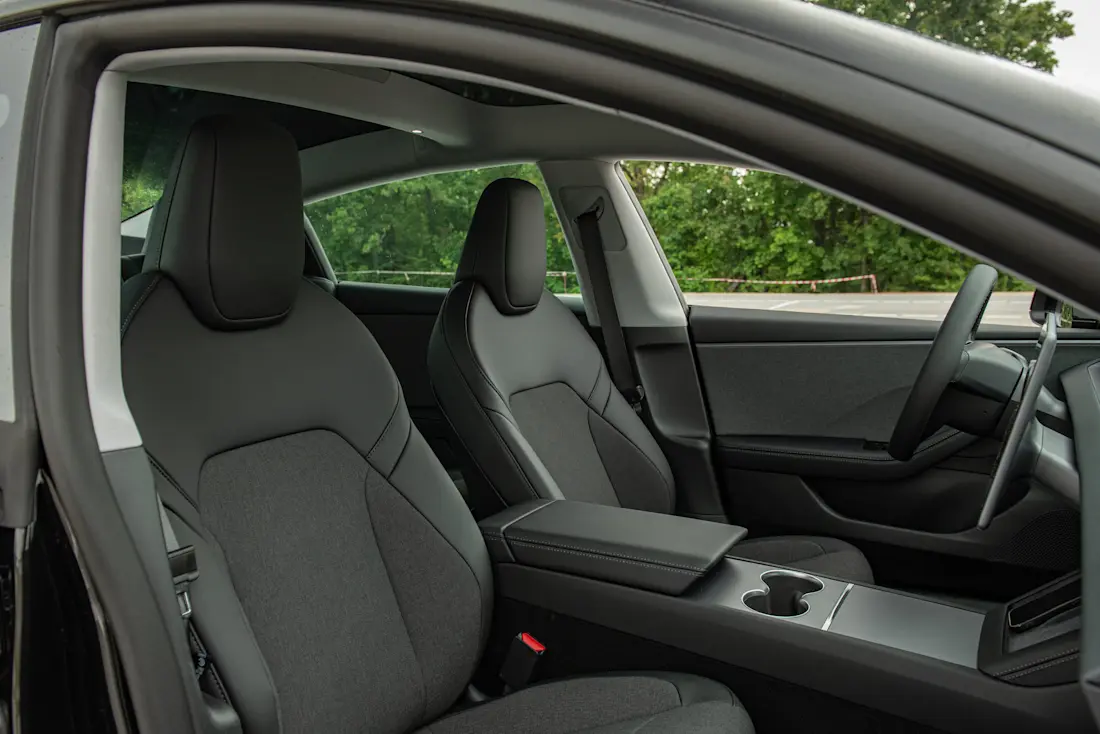 tesla-model-3-rwd-2026-sitze