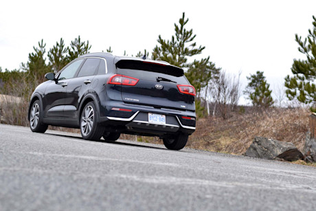 Editorial 2017 kia niro sx touring 06 jp