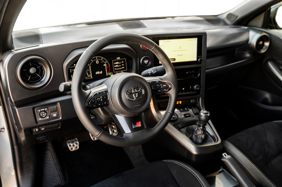 interior-toyota-gr-yaris-2024 (5).jpg
