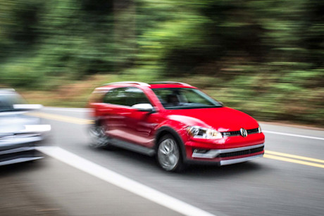 Editorial 2017 volkswagen golf alltrack 02 bm