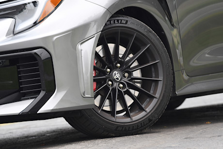 Toyota GR Corolla vs Volkswagen Golf R : match comparatif Body Image