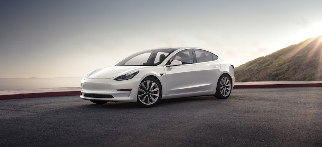 La Tesla Model 3 la plus abordable va plus loin sur une charge