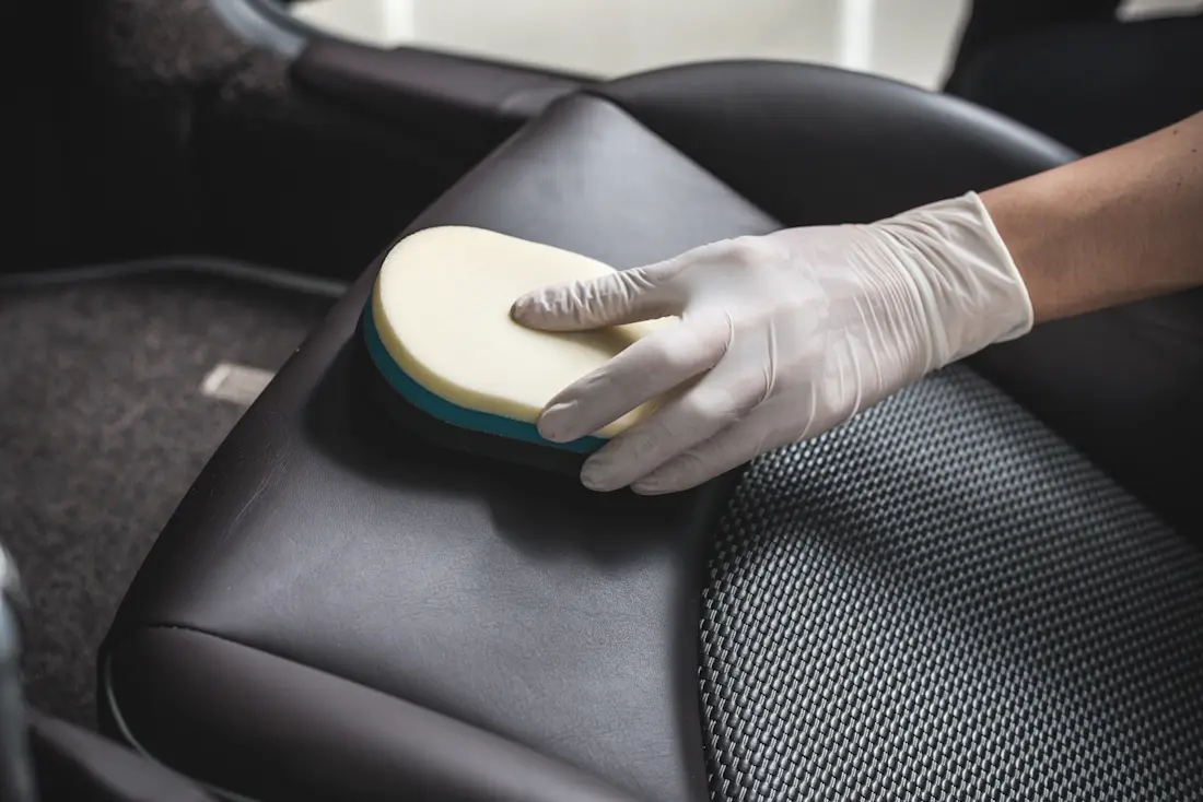 Autopolster  aus Leder reinigen Autopolster  aus Leder reinigen