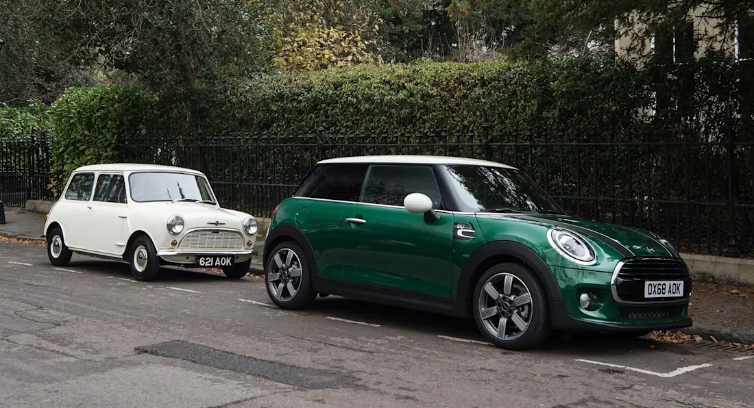 Die Neuauflage des Mini Cooper steht vor einer Auto-Ikone der früheren Ära.  Die Neuauflage des Mini Cooper steht vor einer Auto-Ikone der früheren Ära.
