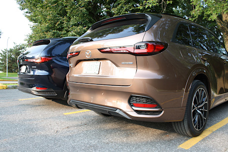Match comparatif des VUS intermédiaires hybrides rechargeables, Édition 2024: Mazda CX-90 PHEV 2024 vs Mazda CX-70 PHEV 2025 Image