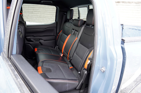 Le Ford Ranger Raptor soumis à une tempête hivernale Body Image