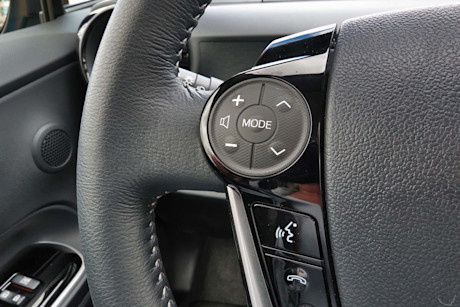 Editorial 2019 toyota prius c technology 27 jm