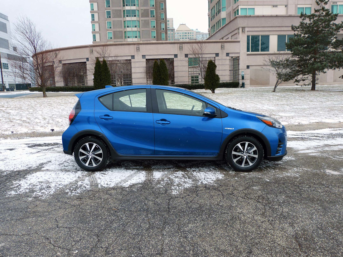 Editorial 2018 toyota prius c technology 04 jb
