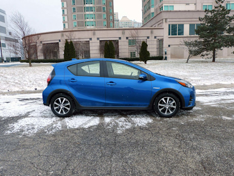 Editorial 2018 toyota prius c technology 04 jb