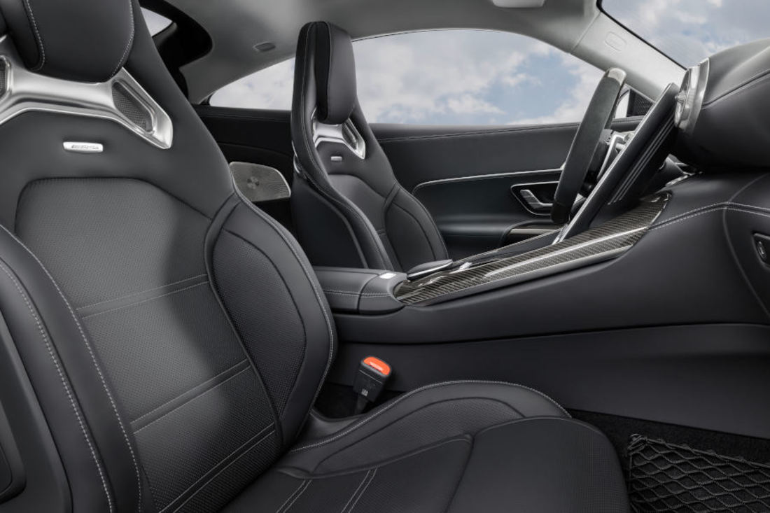 mercedes-amg-gt-2024-interior (5).jpg