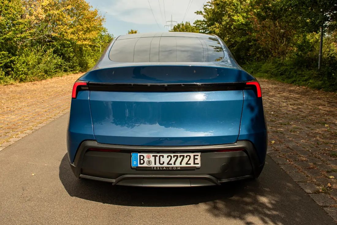tesla-model-y-hinterrad-2026-heck