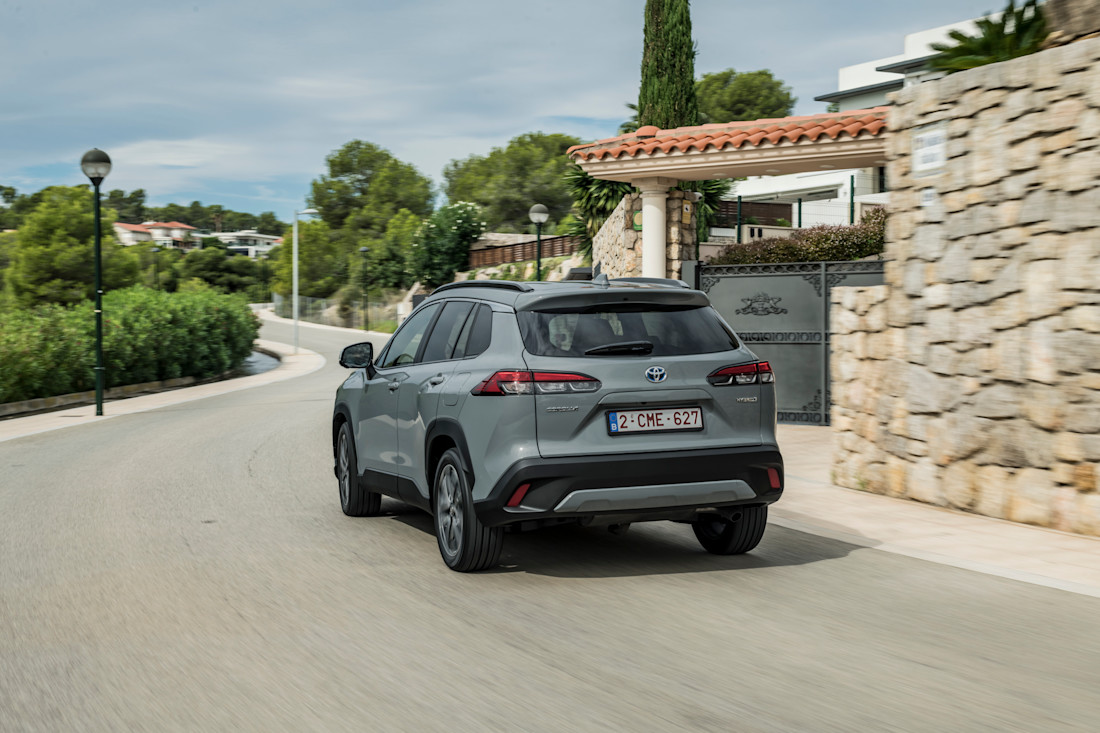 2022_COROLLA_CROSS_HYBRID_DPL_AWD_CEMENT_GREY_DYNAMIC_010