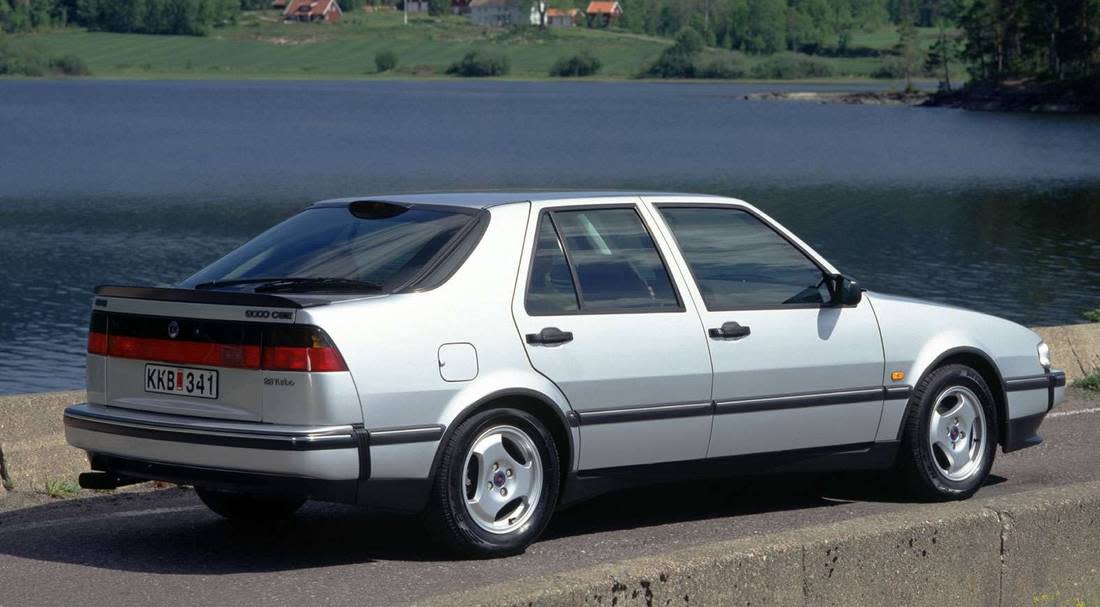 5litq95cF06M04Ylflpx0c-20f85bc81616d1feb57d39e07b6b26f4-saab-9000-back-1100