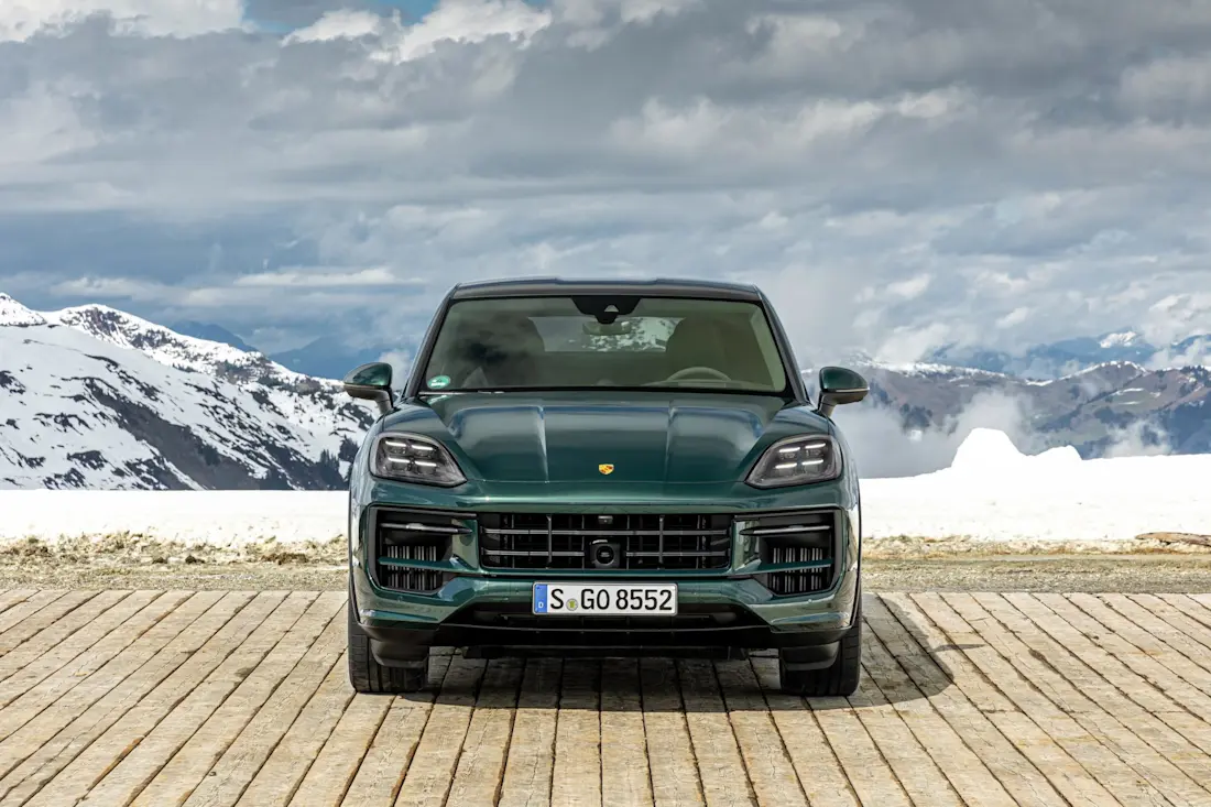  Porsche spricht beim Cayenne Facelift von einer der umfangreichsten Produktüberarbeitungen in der Firmengeschichte. Optisch fallen die Retuschen dennoch nur Kennern auf. Neu: Optionale HD-Matrix-LED-Scheinwerfer.
