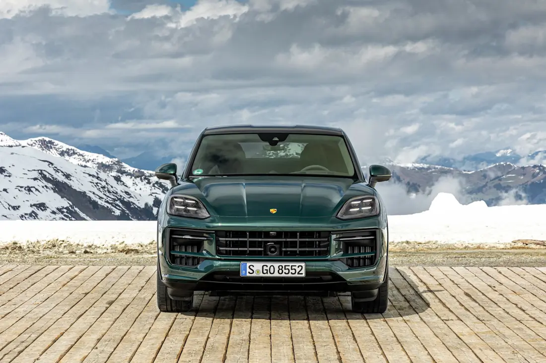 Porsche spricht beim Cayenne Facelift von einer der umfangreichsten Produktüberarbeitungen in der Firmengeschichte. Optisch fallen die Retuschen dennoch nur Kennern auf. Neu: Optionale HD-Matrix-LED-Scheinwerfer.  Porsche spricht beim Cayenne Facelift von einer der umfangreichsten Produktüberarbeitungen in der Firmengeschichte. Optisch fallen die Retuschen dennoch nur Kennern auf. Neu: Optionale HD-Matrix-LED-Scheinwerfer.