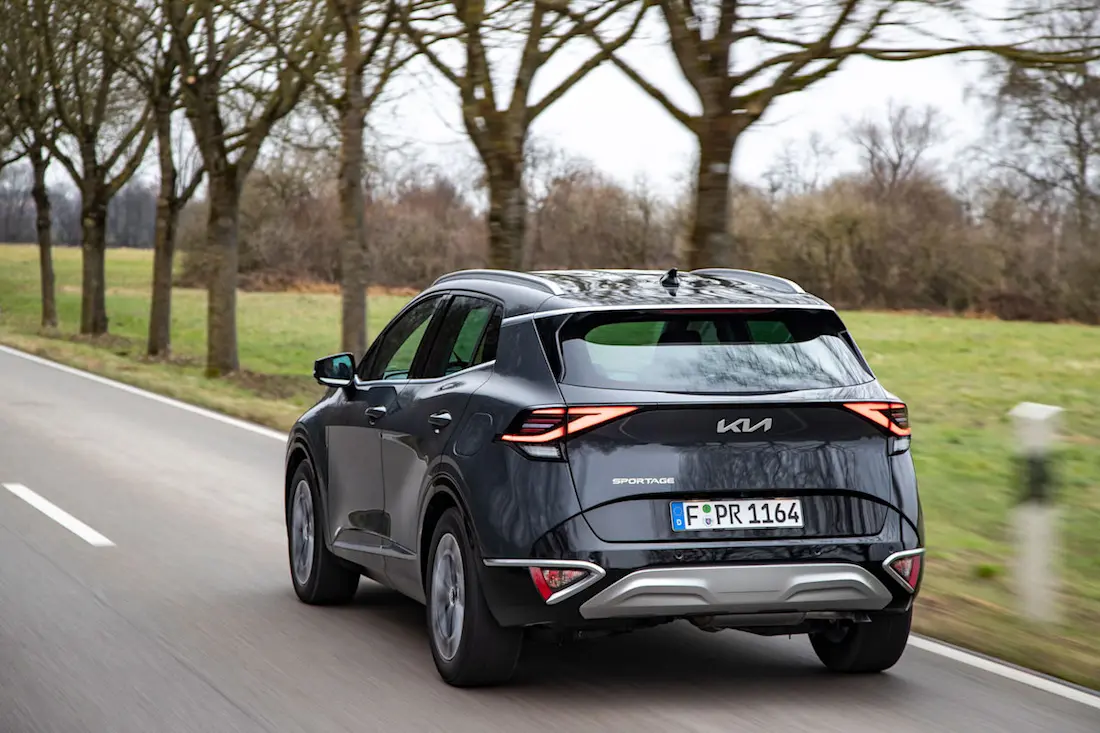 Kia Sportage (2022) rijdend, achteraanzicht