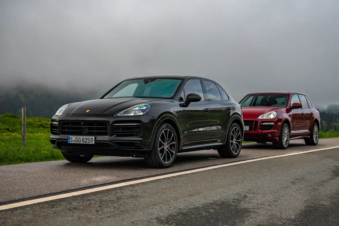 Trotz, dass der Neue etwas länger und breiter gebaut ist als der erste Cayenne, wirkt dieser nicht weniger opulent. Das liegt auch an der merklich höheren Dachlinie.  Trotz, dass der Neue etwas länger und breiter gebaut ist als der erste Cayenne, wirkt dieser nicht weniger opulent. Das liegt auch an der merklich höheren Dachlinie.