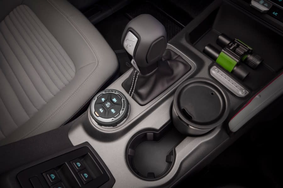 Bronco_4dr_Interior_03 (1).jpg