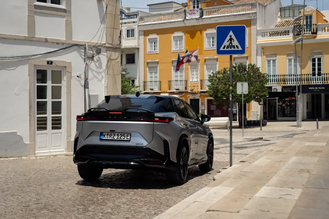 2025 RZ 550e F SPORT Sonic Platinum 042 Dynamic