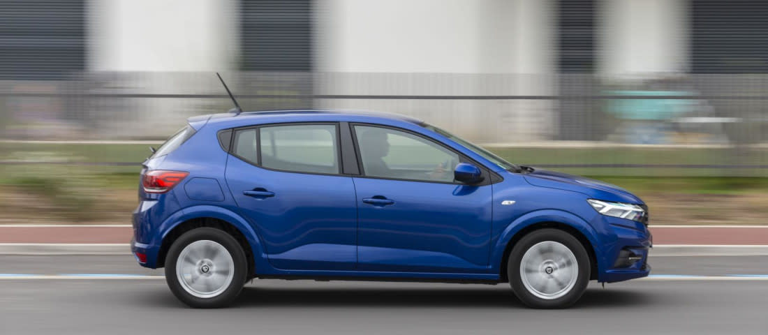 dacia-sandero-side-1100