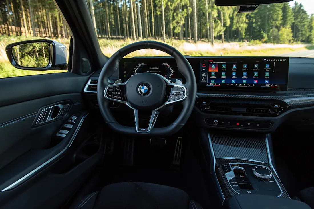 bmw-318i-2025-cockpit