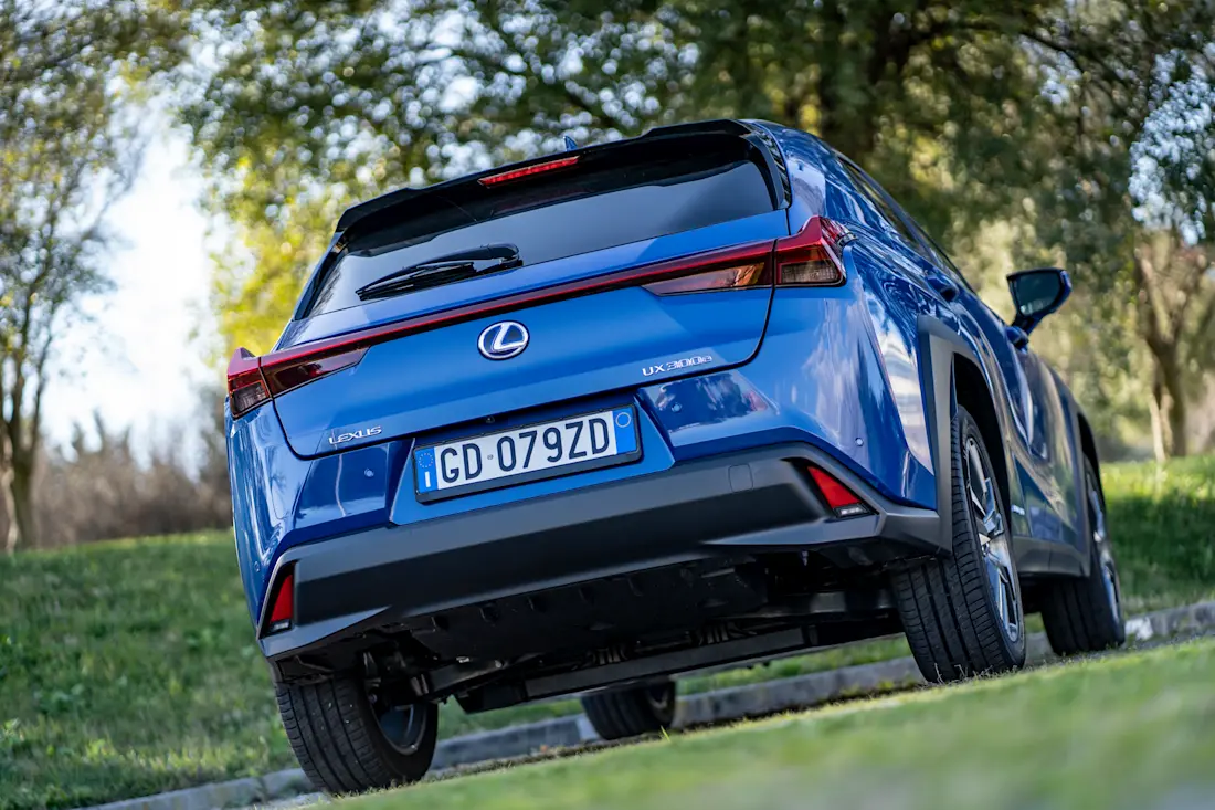 lexus-ux300e-retro-basso