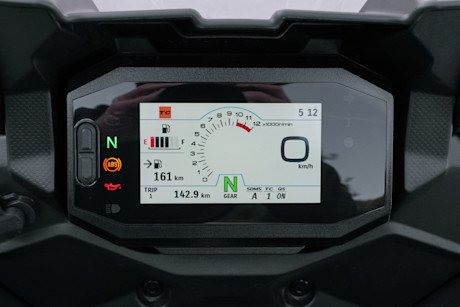 8 suzuki-sv-7gx-2026-display