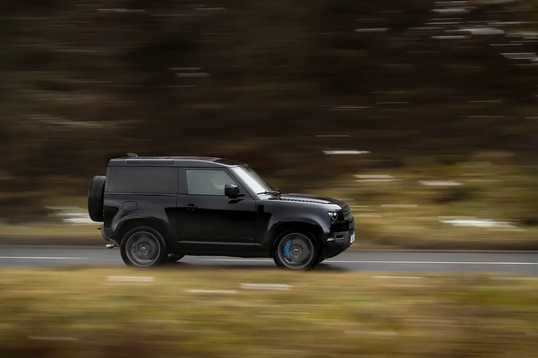  I fuoristrada come il Land Rover Defender sono perfetti per una vita attiva con un cane.